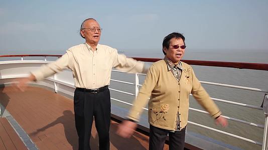 在邮轮甲板上运动锻炼的老年夫妻视频的预览图