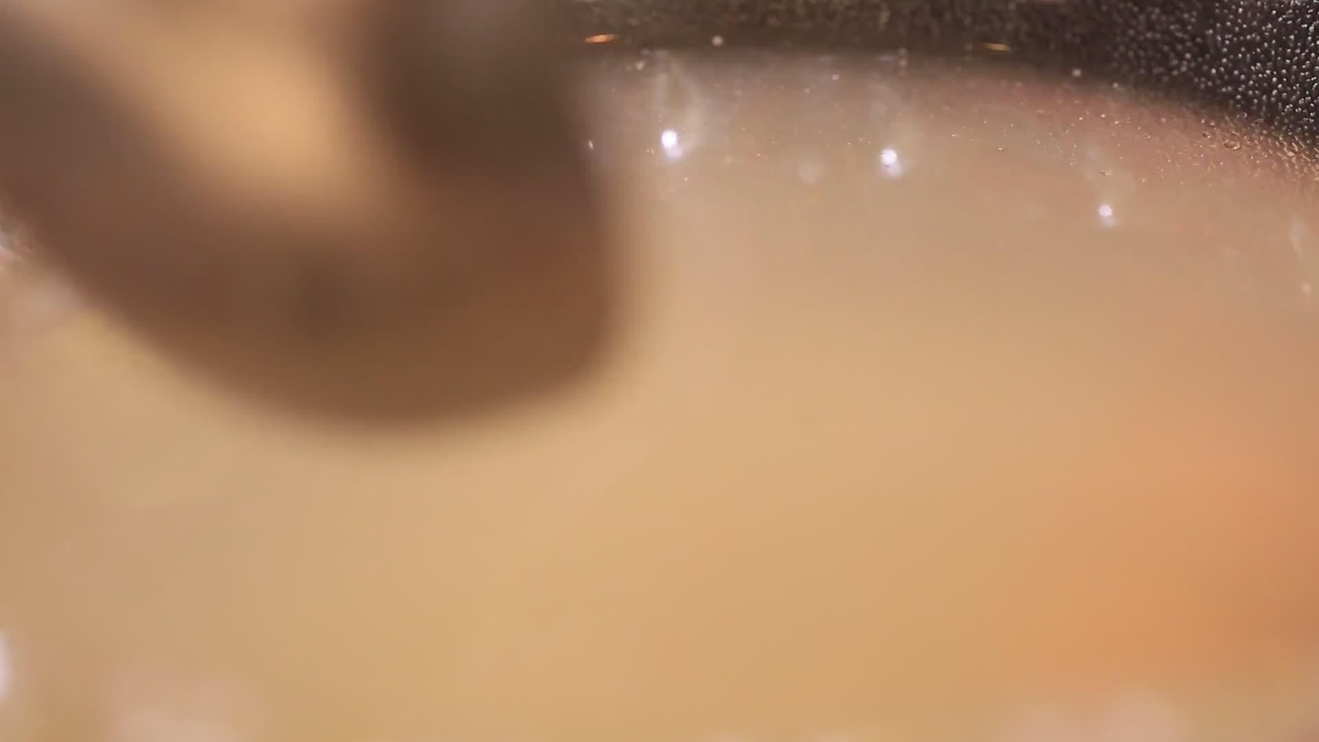 特写熬制卤水底料料汁视频的预览图