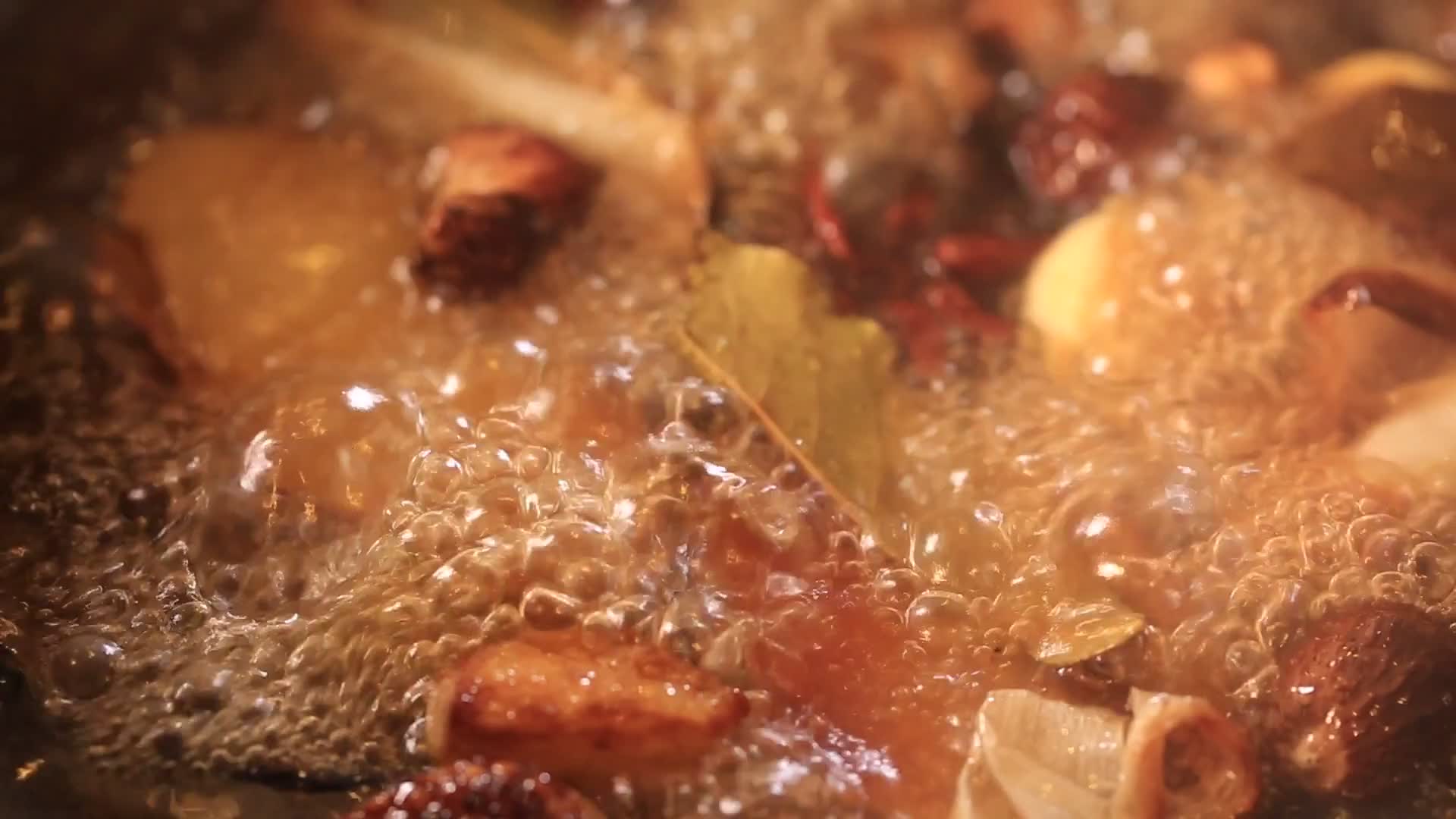 熬制卤水底料料汁视频的预览图