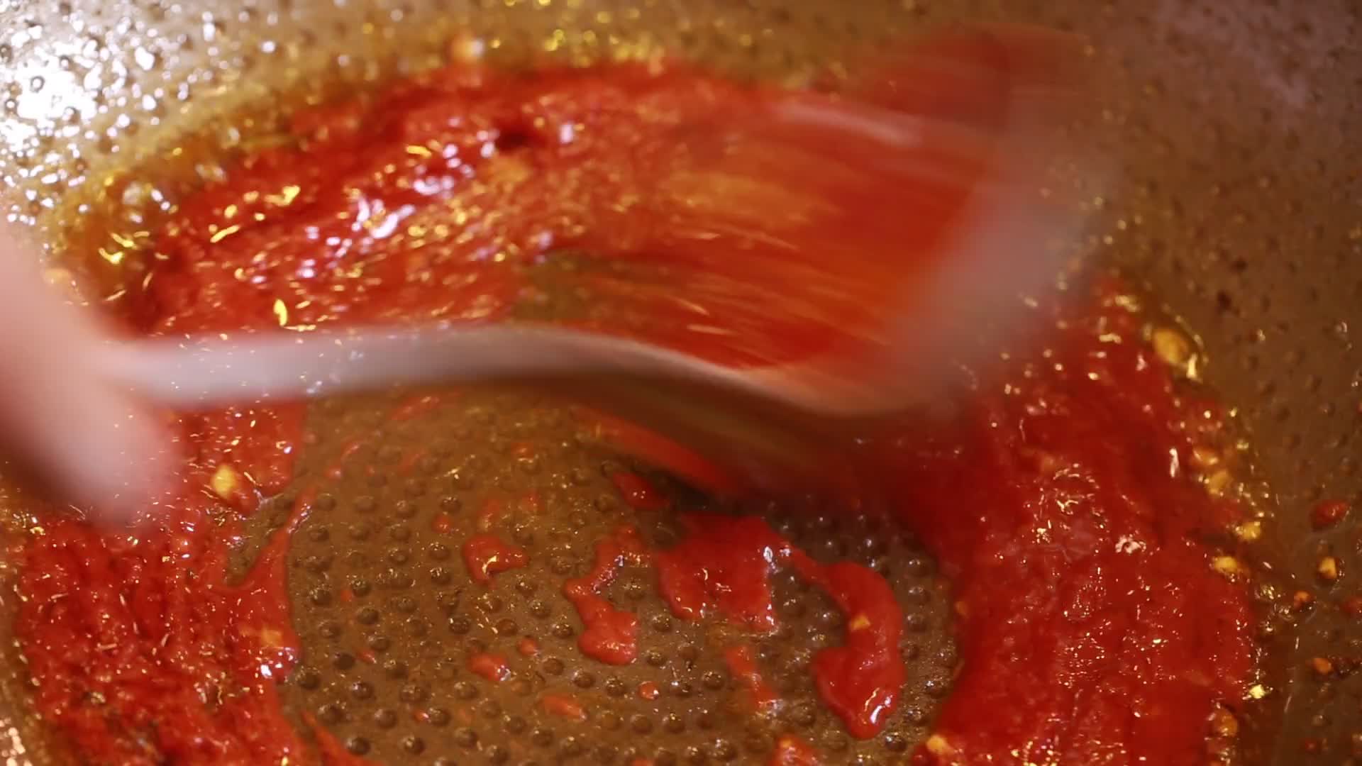 厨师炒制番茄酱酸甜料汁视频的预览图