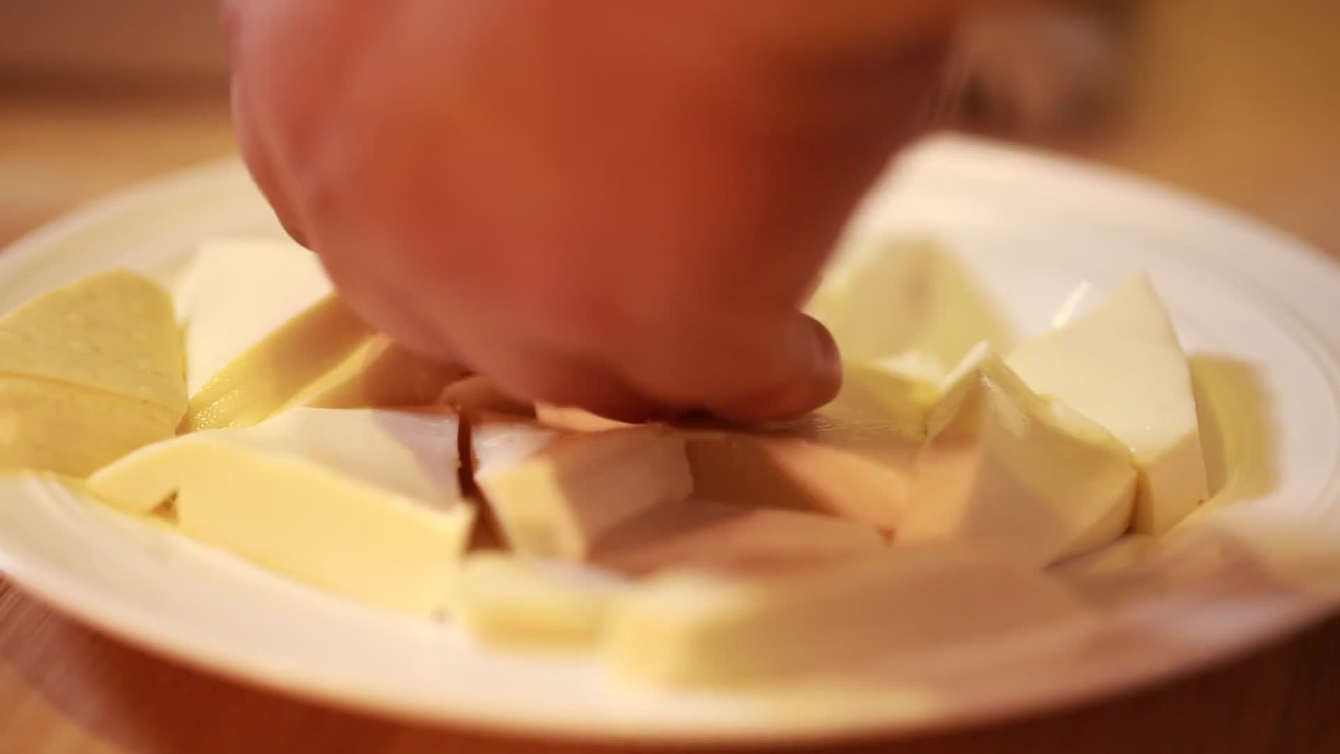 厨师切南豆腐嫩豆腐块视频的预览图