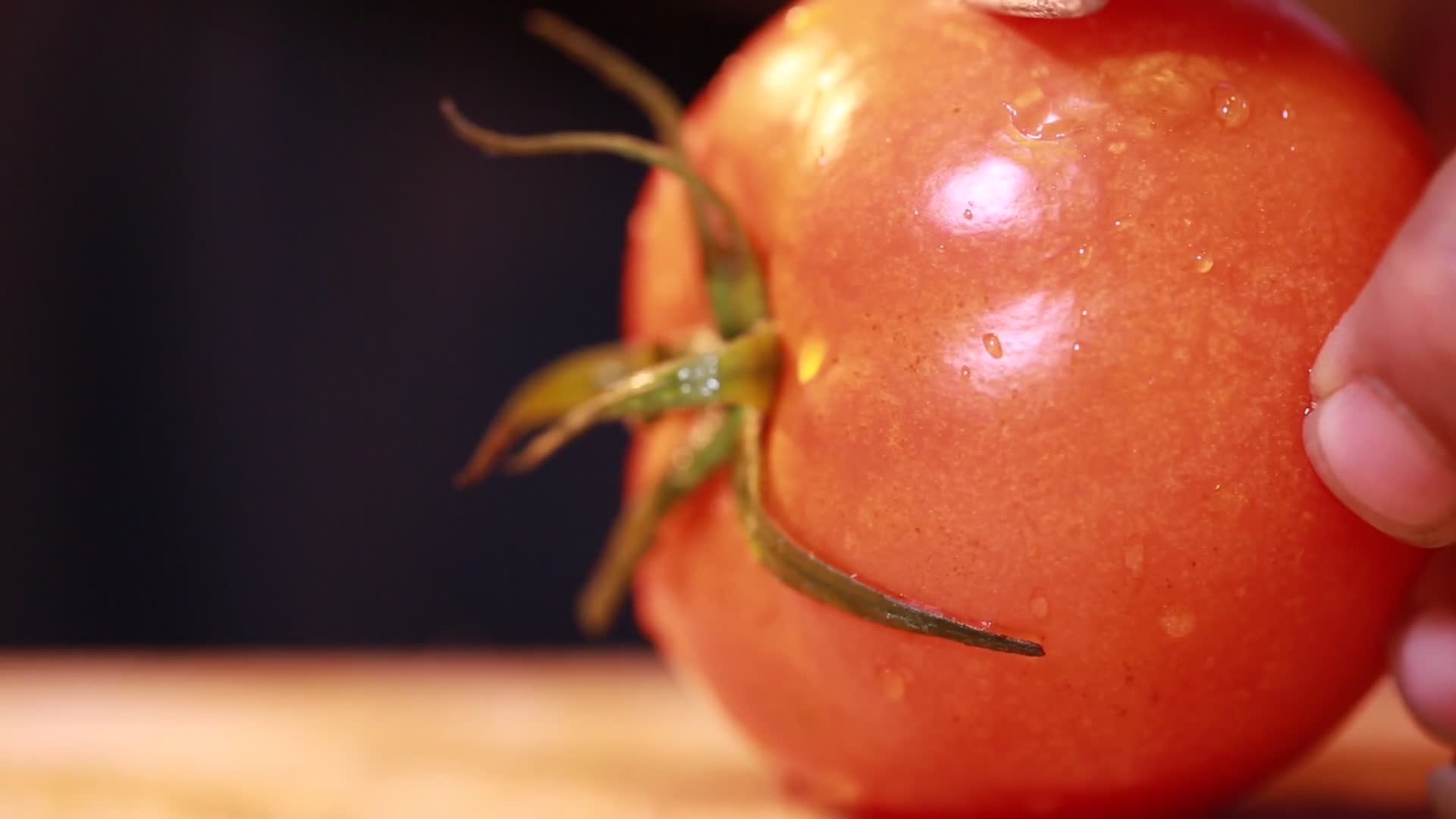 刀切西红柿一分为二视频的预览图