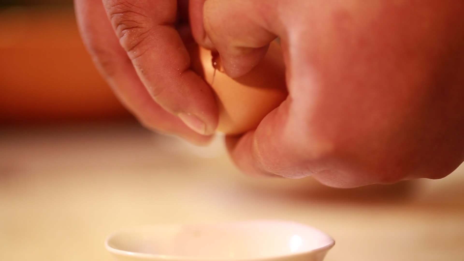 打鸡蛋磕鸡蛋视频的预览图