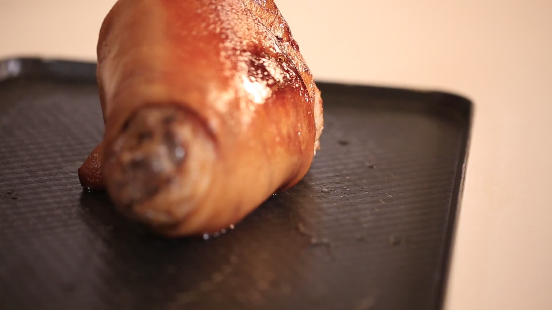 烤肉出油脆皮肘子视频的预览图