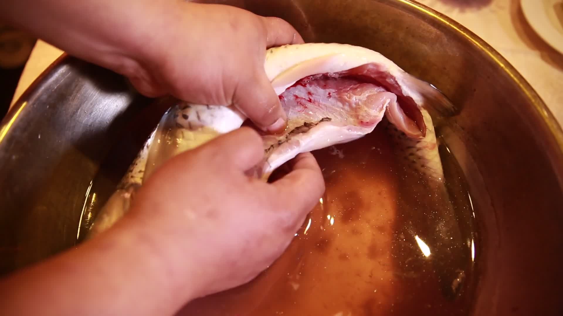 清洗鱼腹腔内污渍去腥视频的预览图