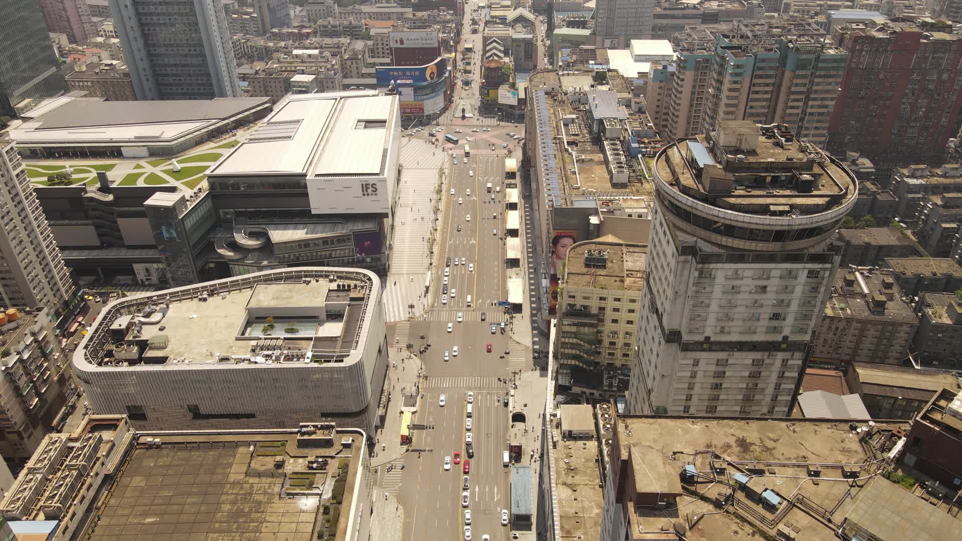 4K航拍城市拥堵交通大道视频的预览图