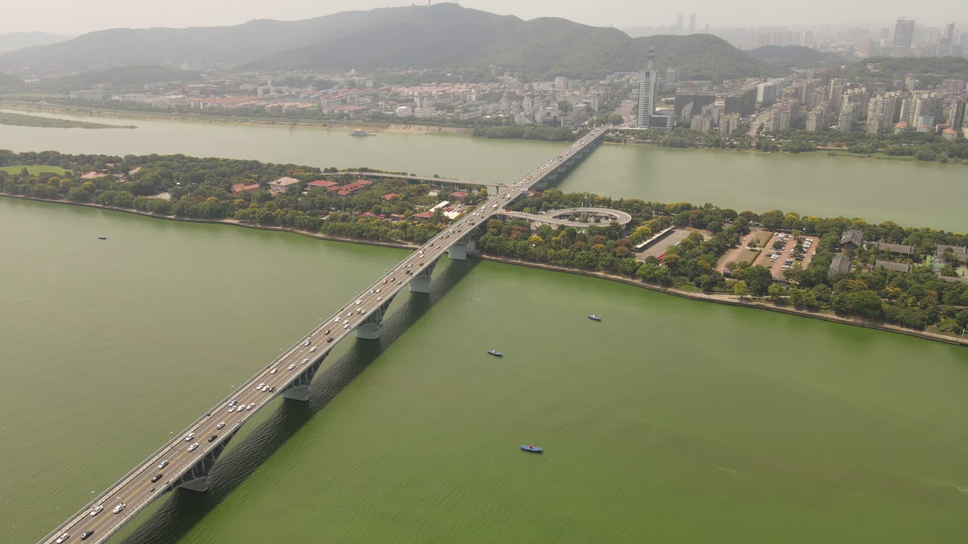 4K航拍湖南长沙湘江橘子洲大桥视频的预览图