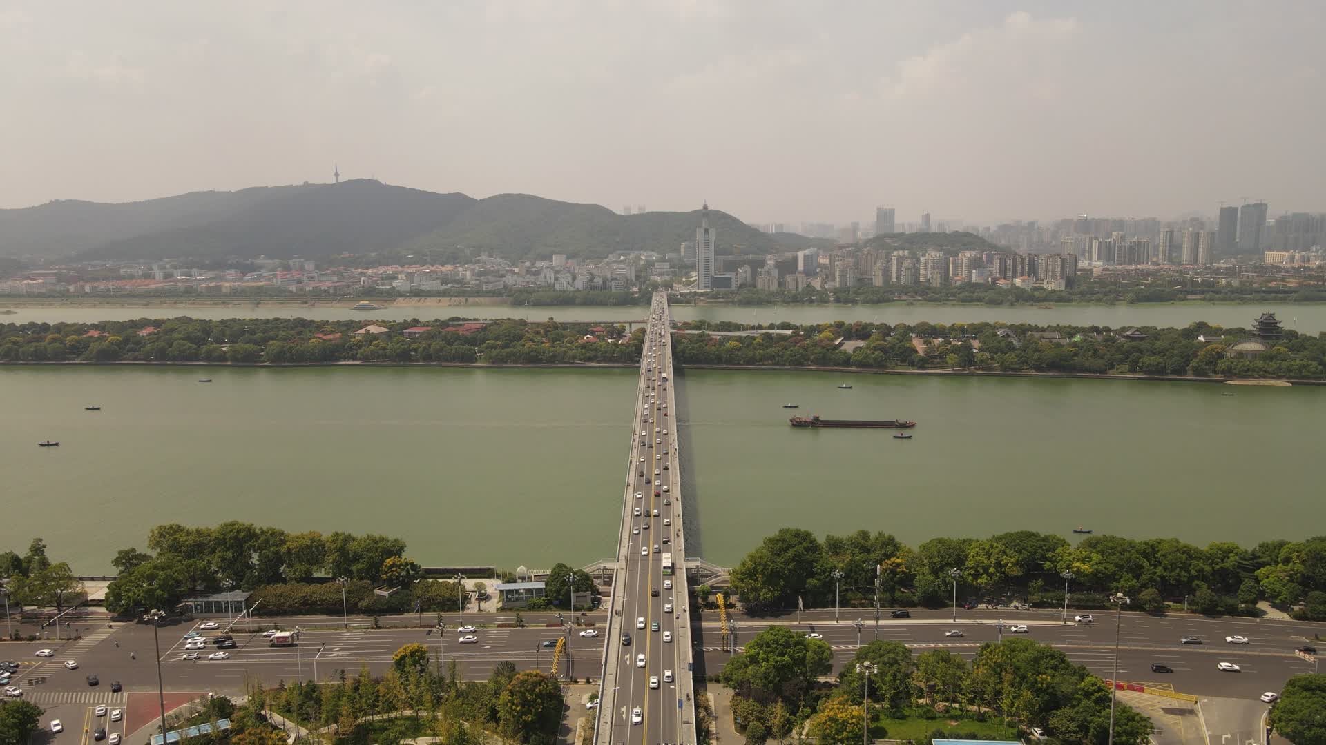 4K航拍湖南长沙湘江橘子洲大桥视频的预览图