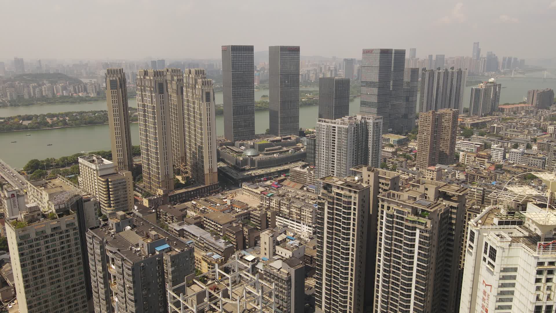 航拍湖南长沙湘江路城市高楼视频的预览图