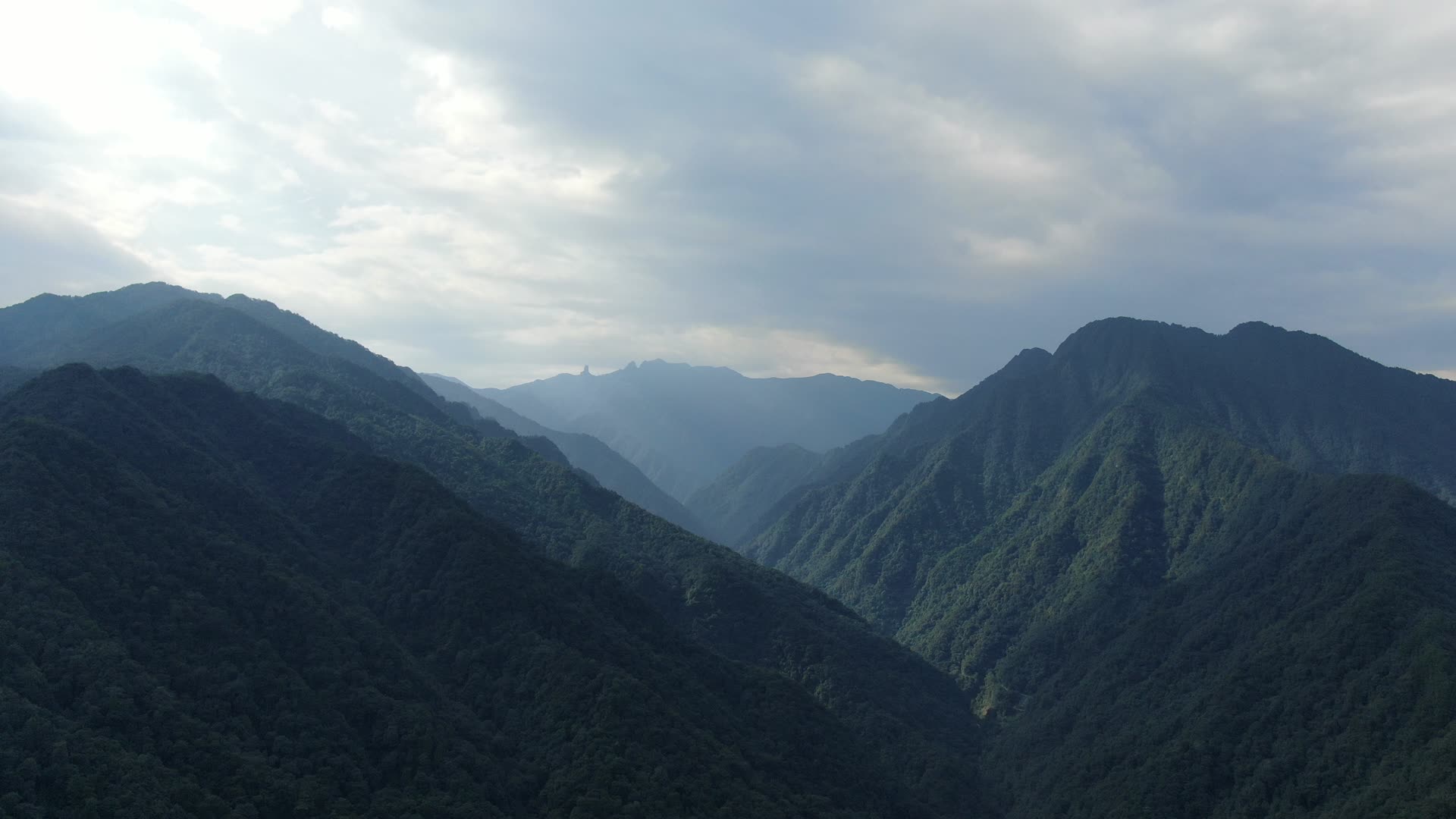航拍贵州铜仁梵净山景区大山全景视频的预览图