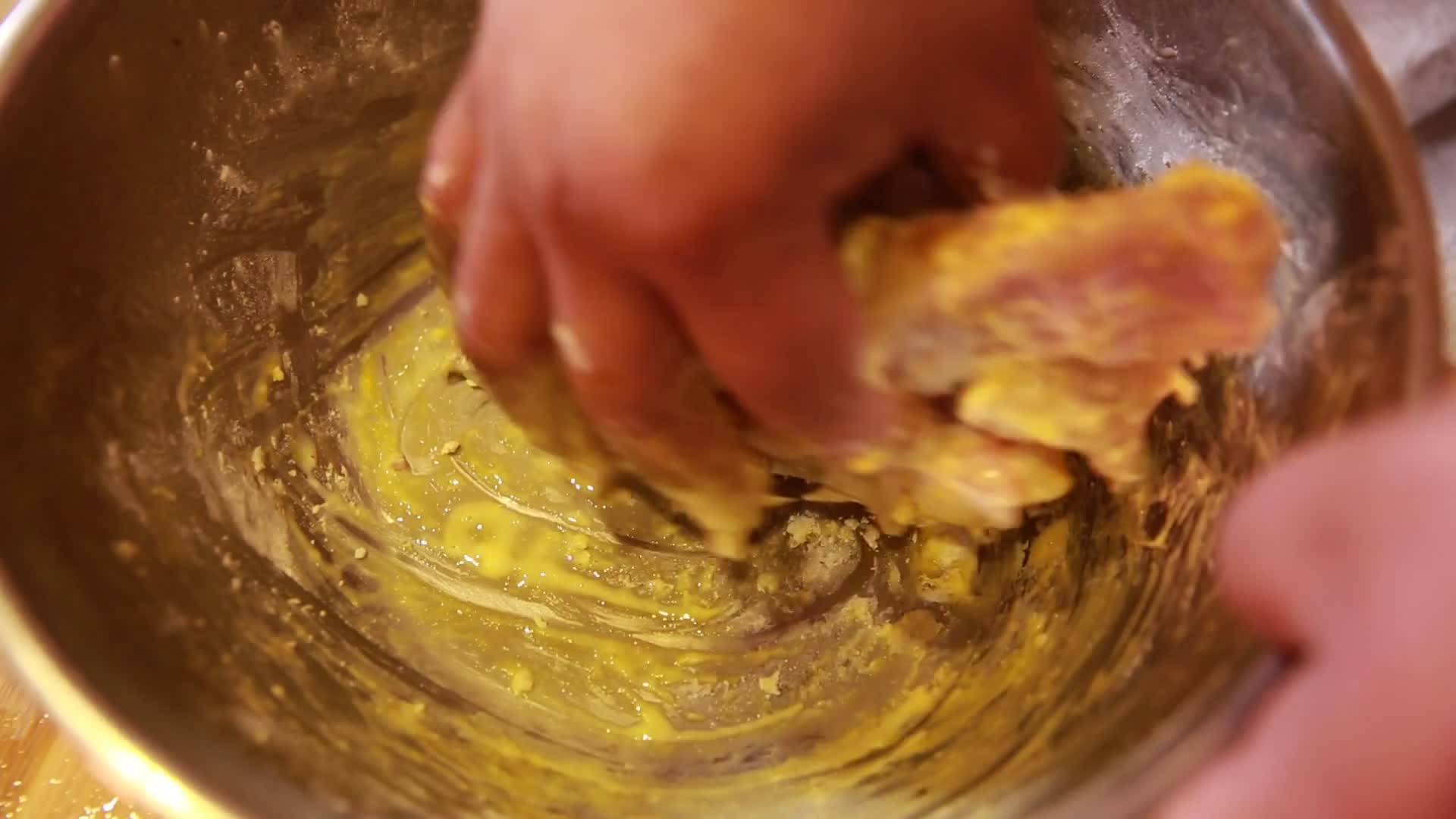 腌制鱼块挂糊做饭视频的预览图