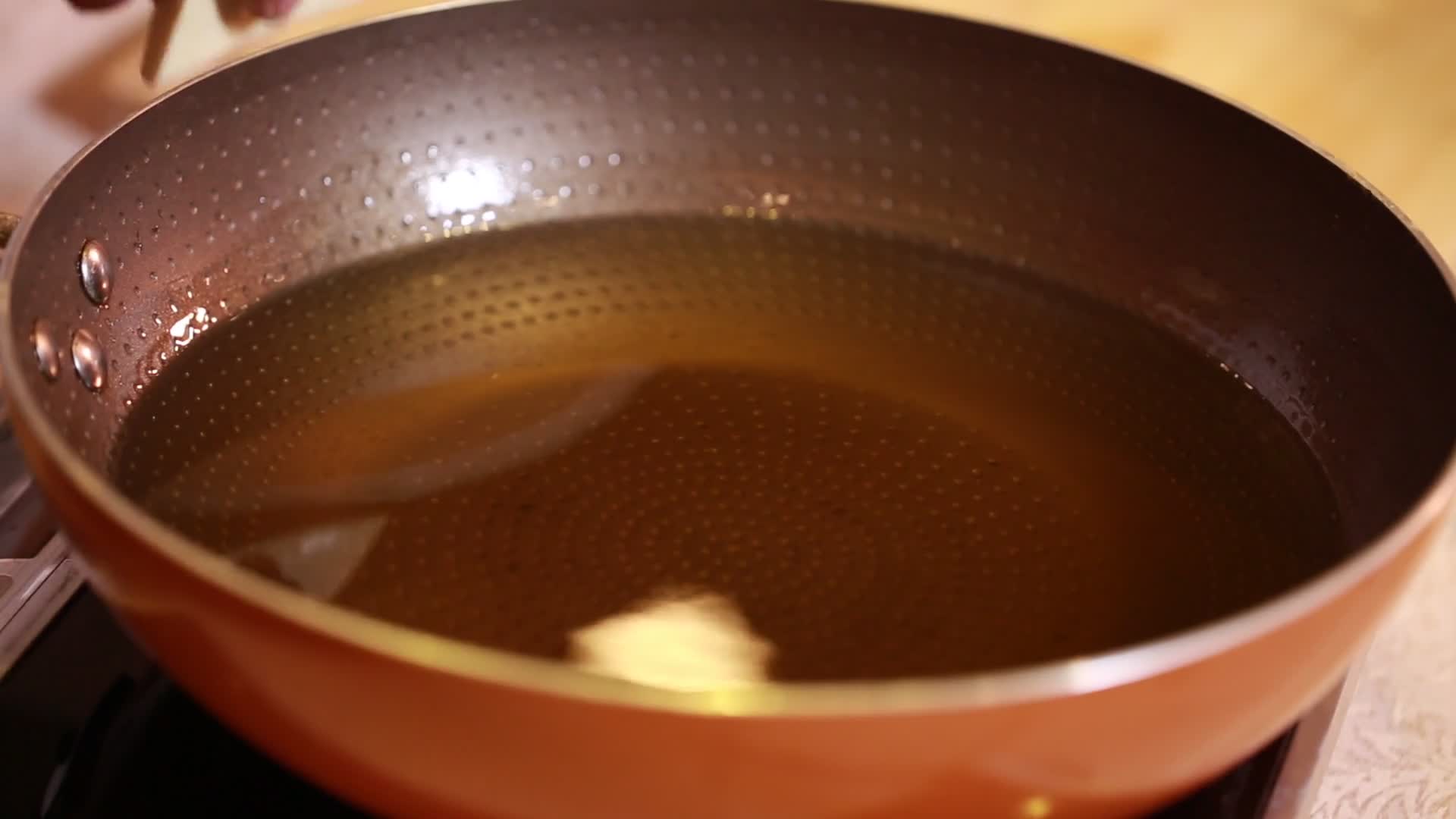 油锅炸豆腐视频的预览图