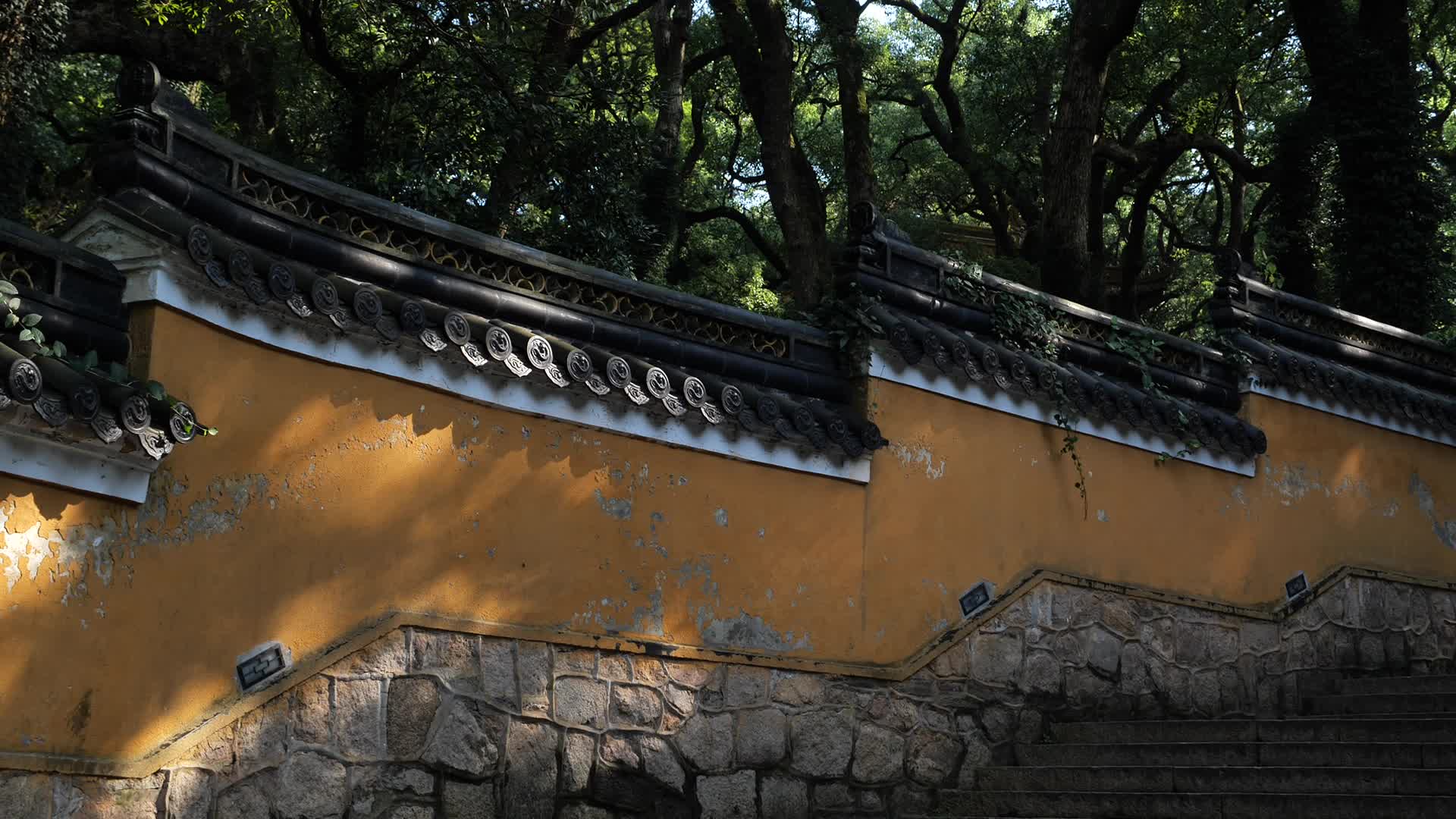 浙江普陀山法雨禅寺建筑风景视频的预览图