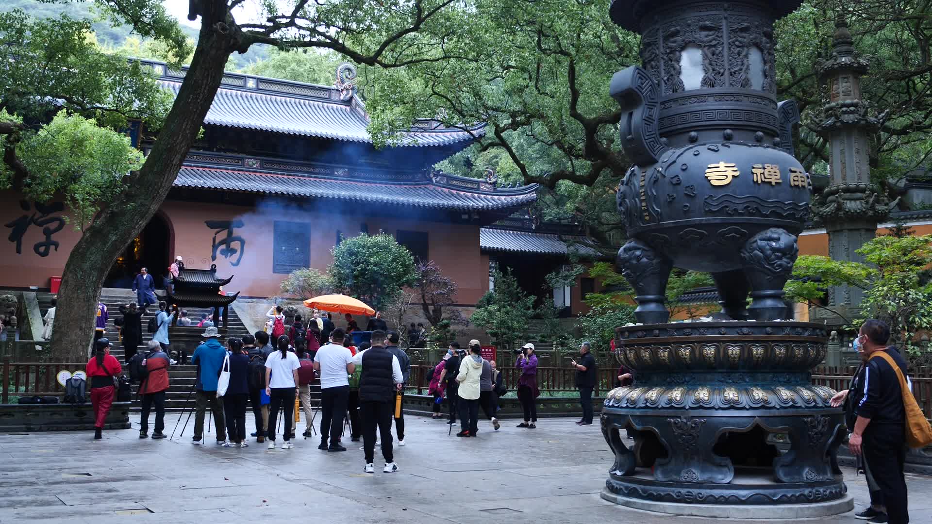 浙江普陀山法雨禅寺建筑风景视频的预览图
