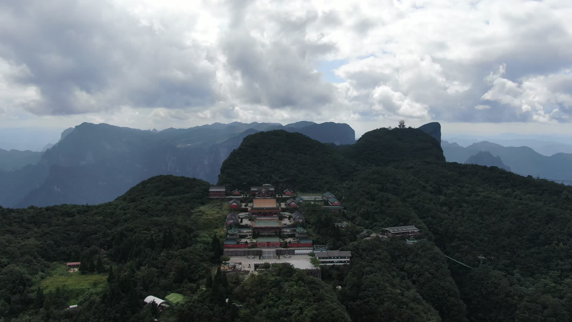 湖南张家界天门山5A景区全景航拍视频的预览图