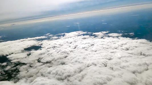 从飞机上鸟瞰内蒙古草原及奔涌飘移的白云清晨4k拍摄视频视频的预览图