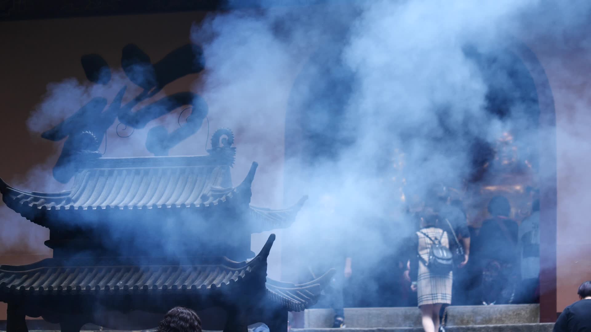 浙江普陀山法雨禅寺烟雾缭绕视频的预览图
