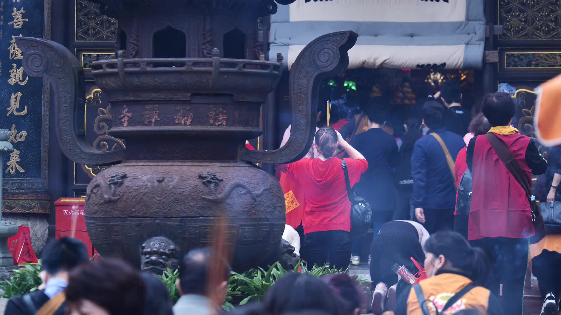 浙江普陀山法雨禅寺烟雾缭绕视频的预览图