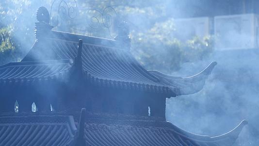 浙江普陀山慧济禅寺烟雾缭绕视频的预览图