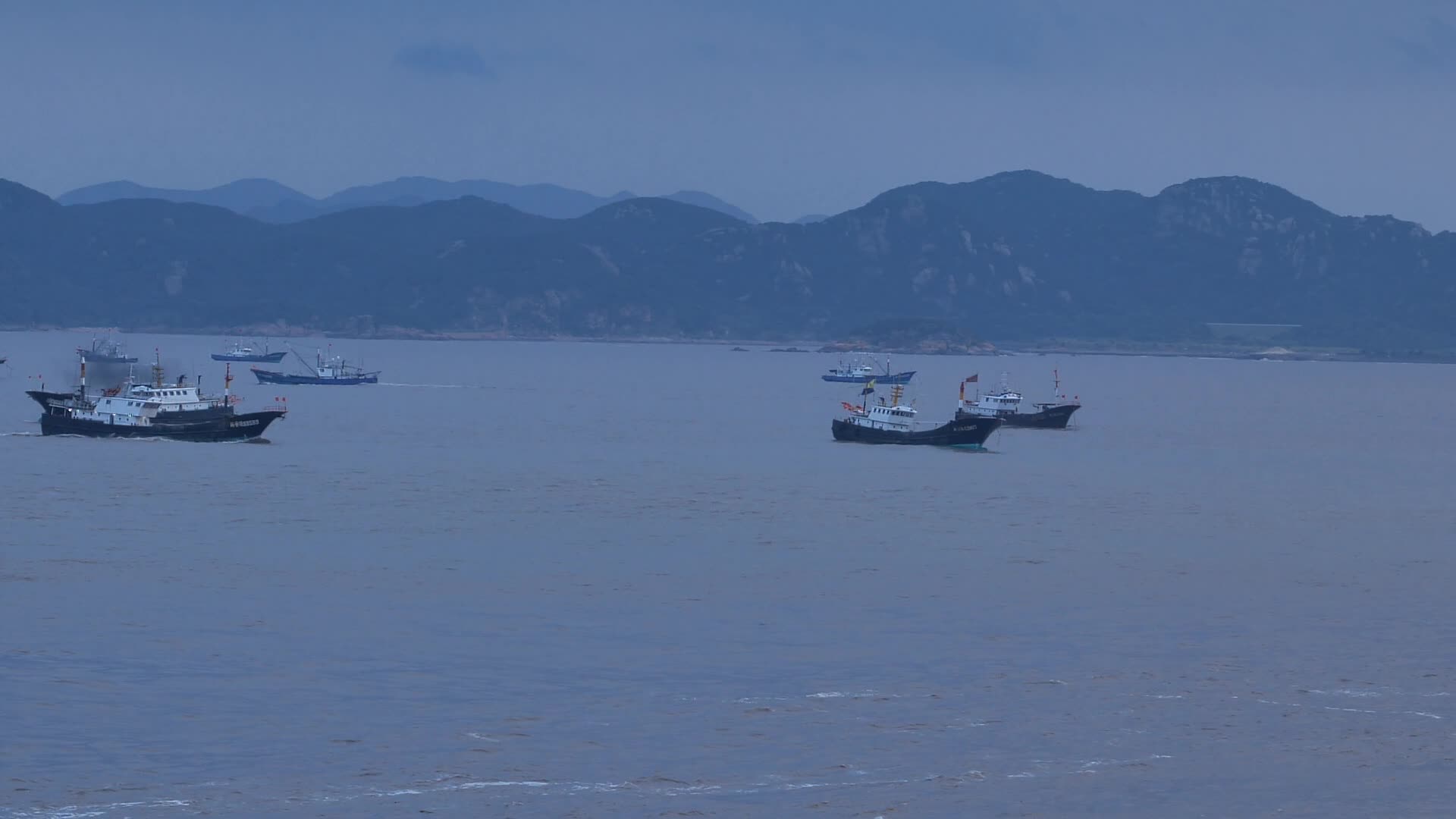 浙江普陀山海里渔船实拍视频视频的预览图
