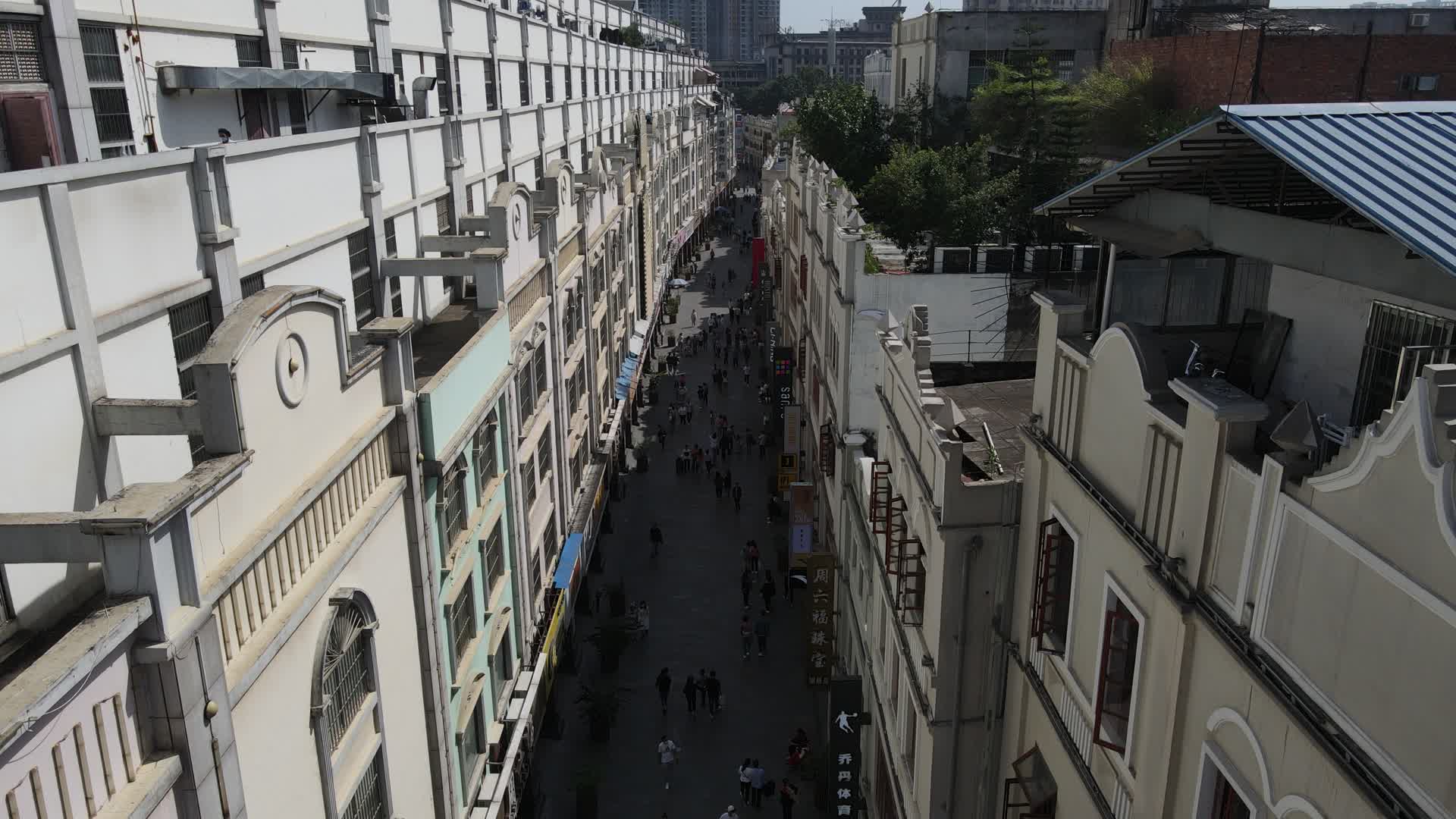 广西南宁新民路商业步行街航拍视频的预览图