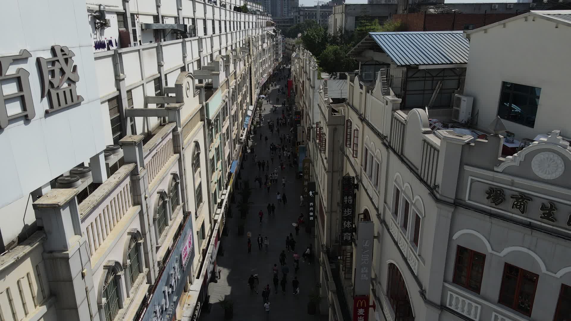 广西南宁新民路商业步行街航拍视频的预览图