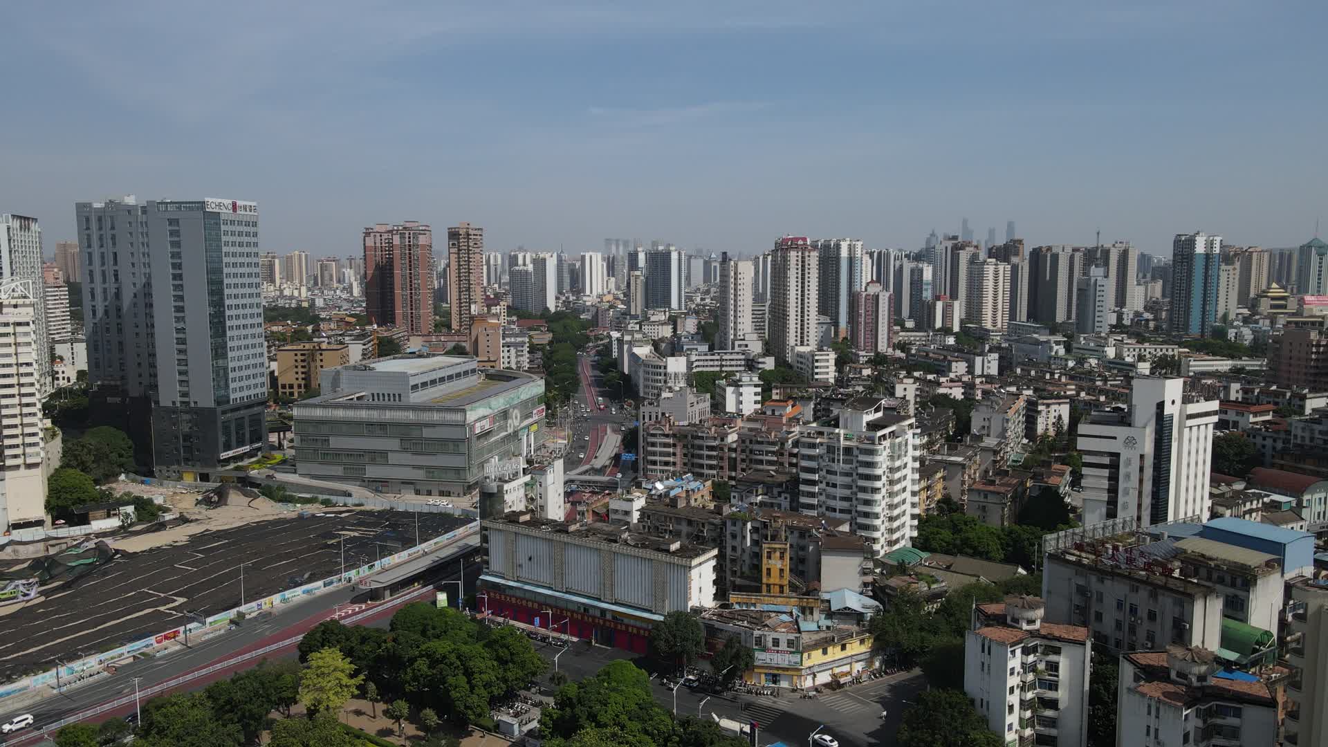 广西南宁城市密集高楼建筑航拍视频的预览图