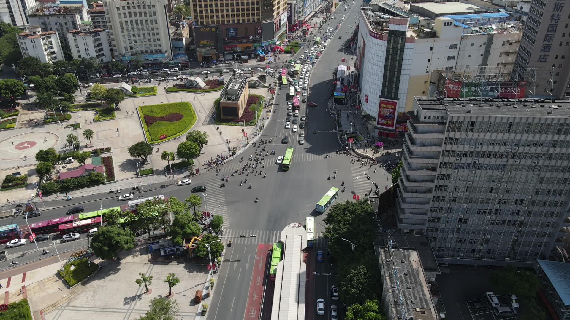 城市十字交叉路口拥堵的交通航拍视频的预览图