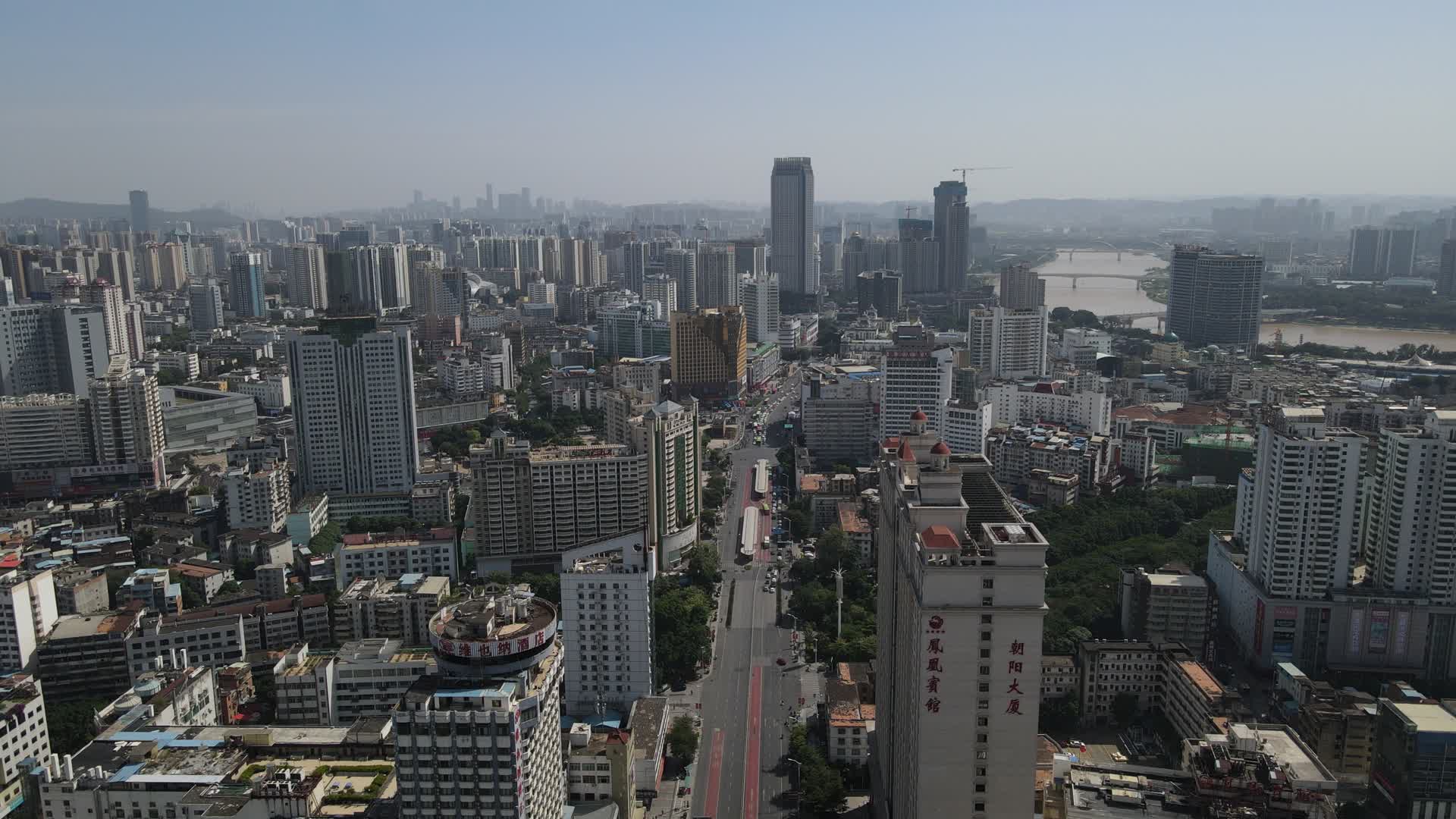 广西南宁朝阳路城市交通航拍视频的预览图