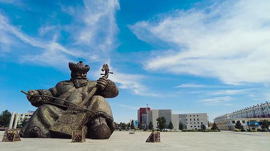 内蒙古苏尼特广场上拉马头琴的蒙古人雕塑午后4k拍摄视频视频的预览图