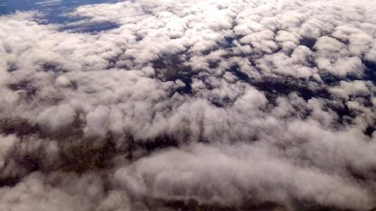 从飞机上鸟瞰内蒙古草原及奔涌飘移的白云清晨4k拍摄视频视频的预览图