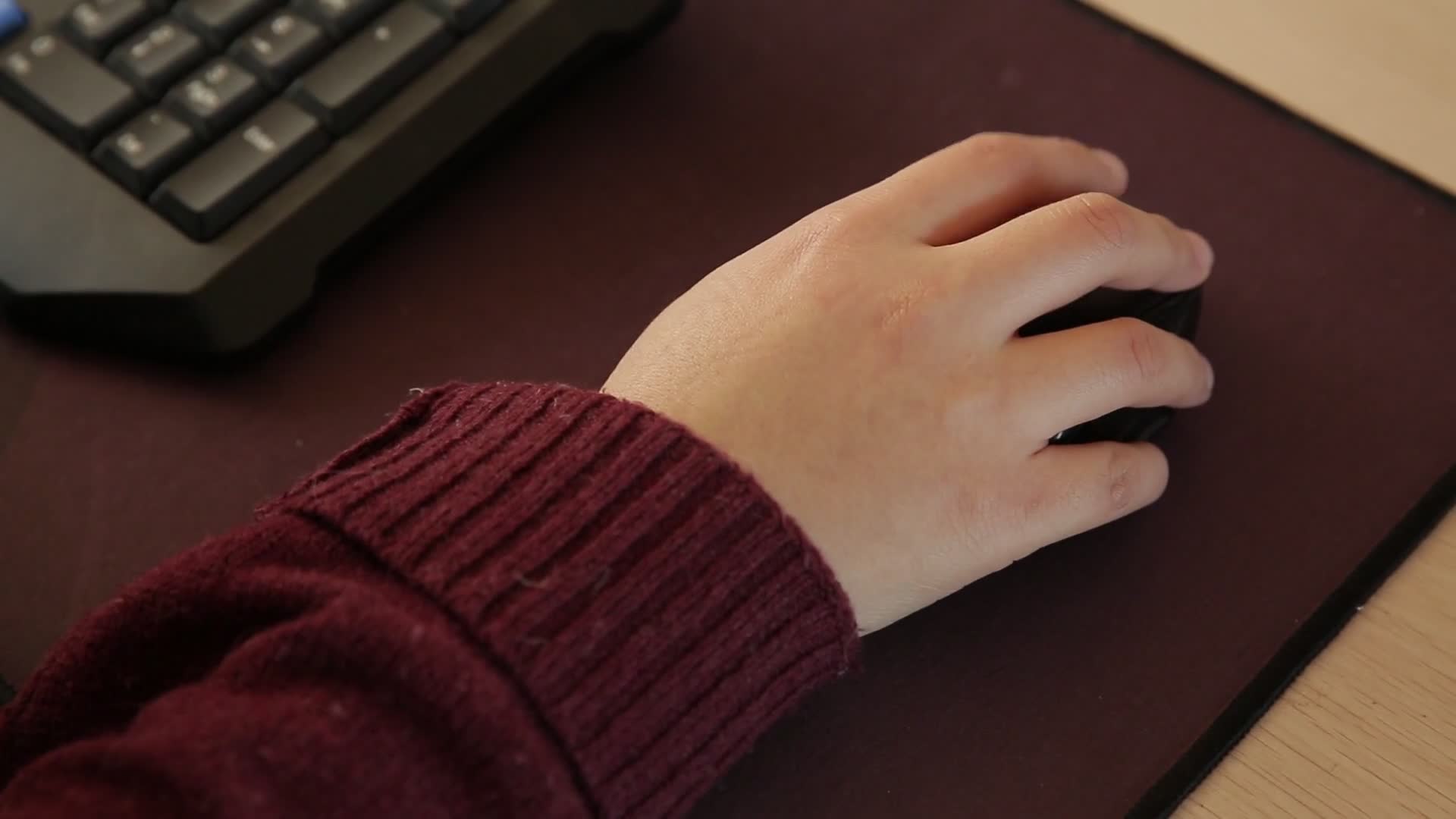 白领文员用键盘鼠标办公视频的预览图