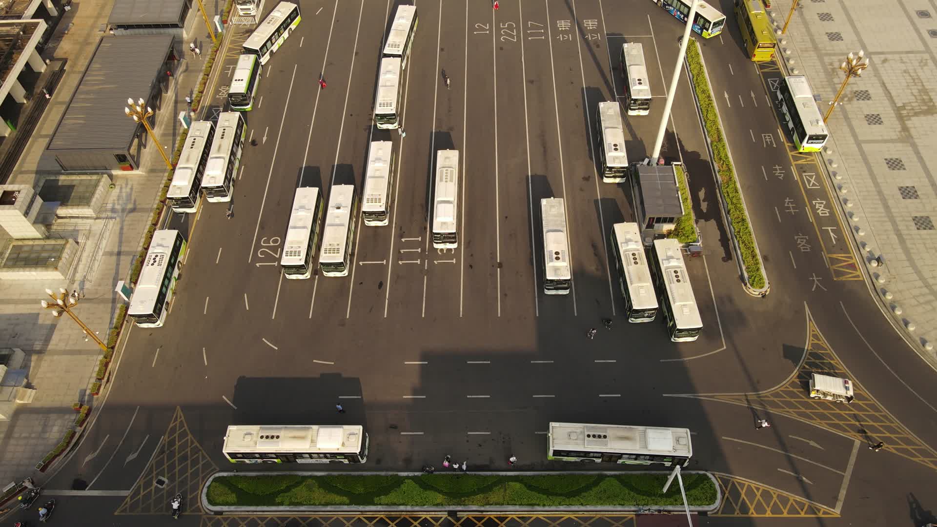 4K航拍城市公交站停车场视频的预览图