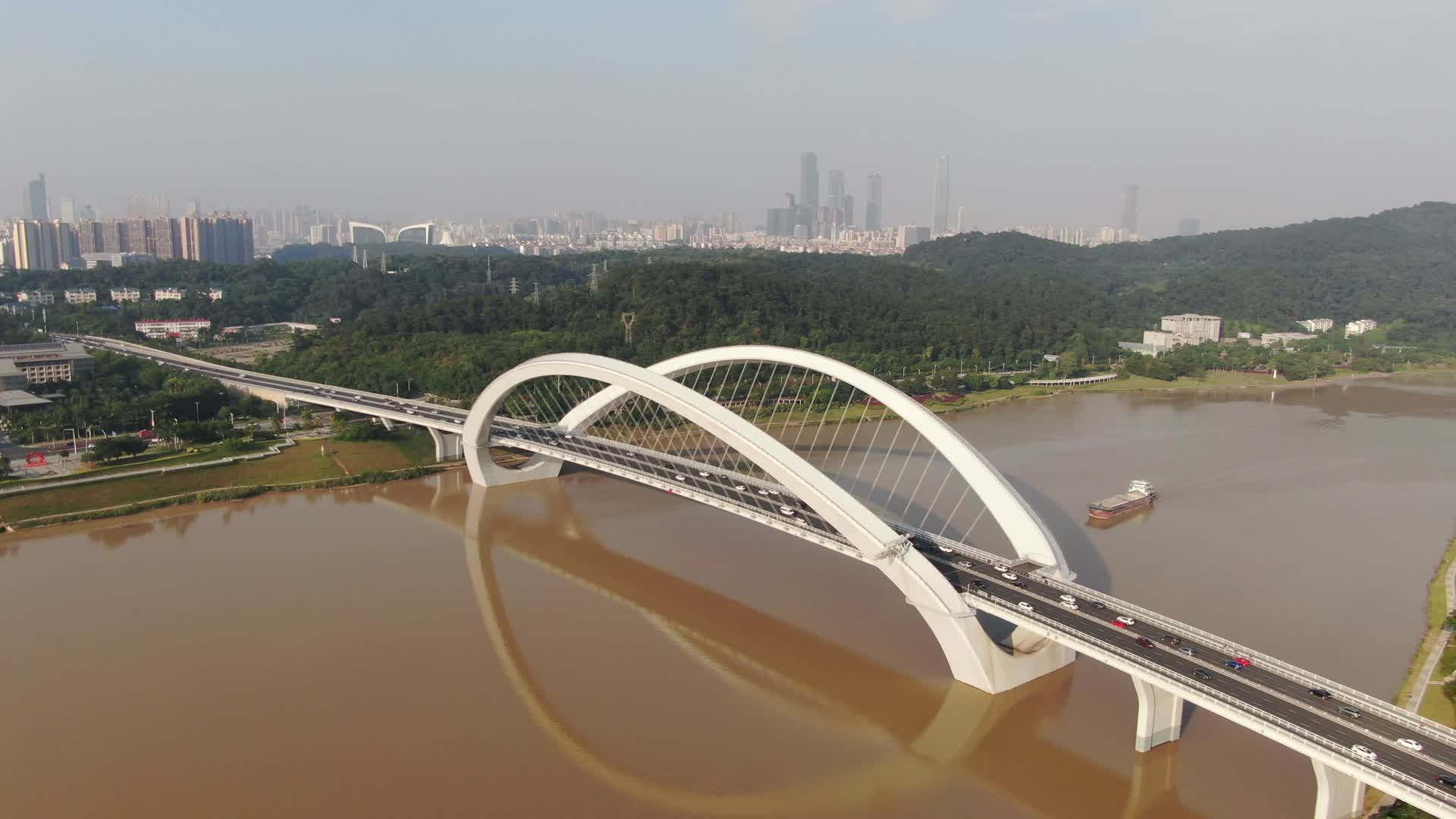 航拍广西南宁大桥地标建筑视频的预览图
