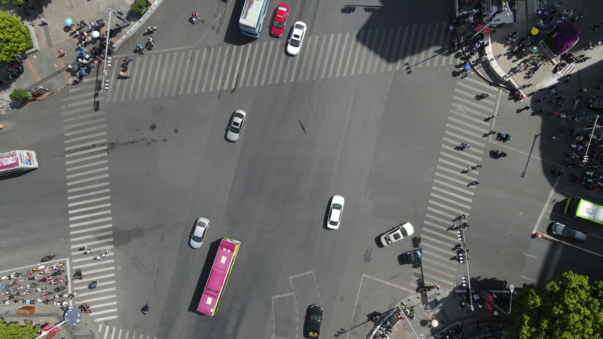 十字交叉路口车辆行驶航拍视频的预览图