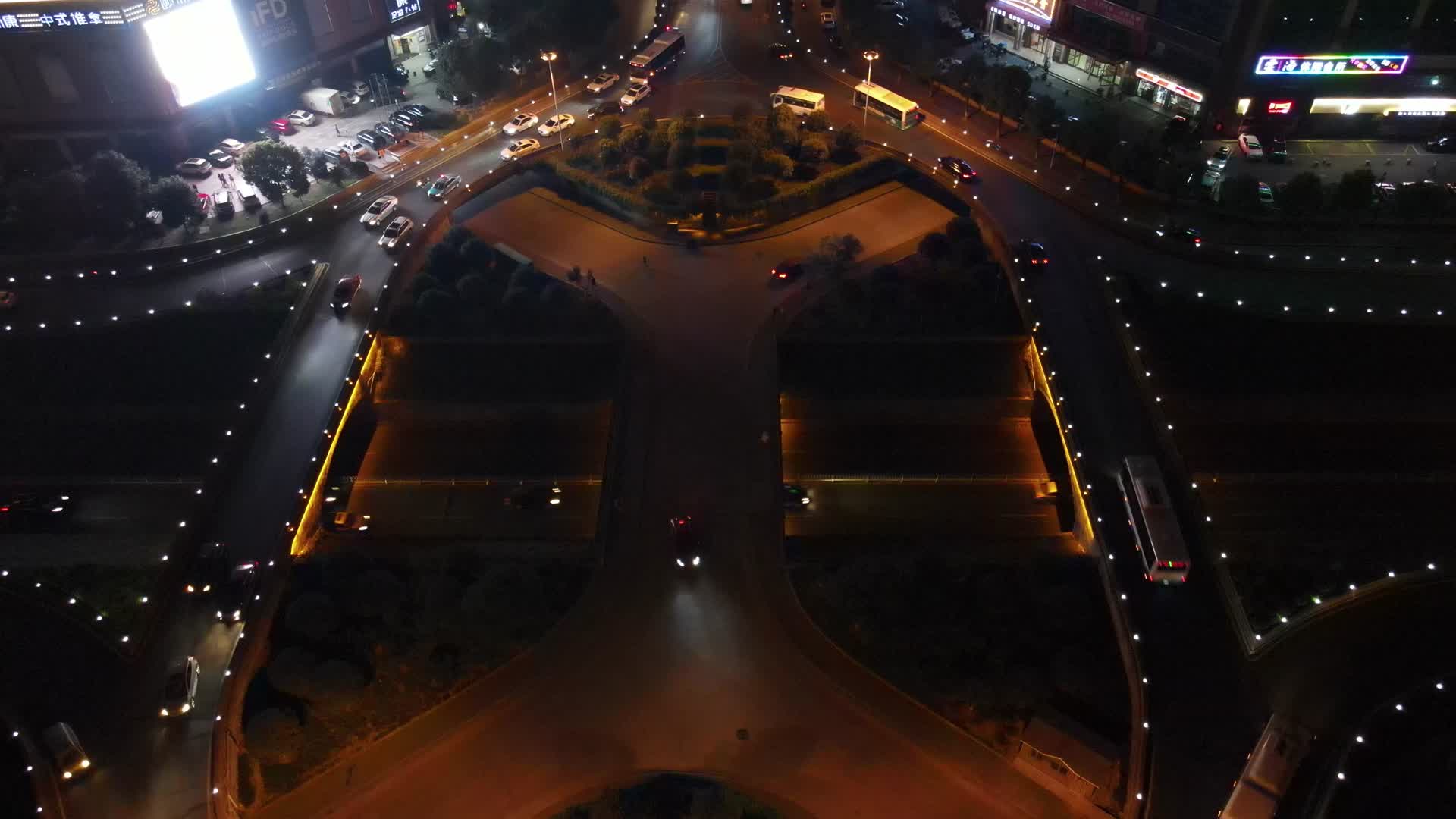 4K航拍城市夜景交通视频的预览图