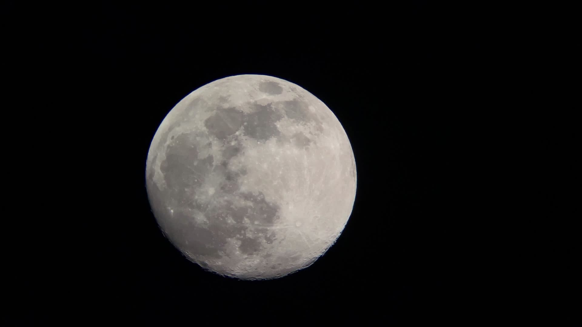 天空之上缓缓上空的月亮视频的预览图