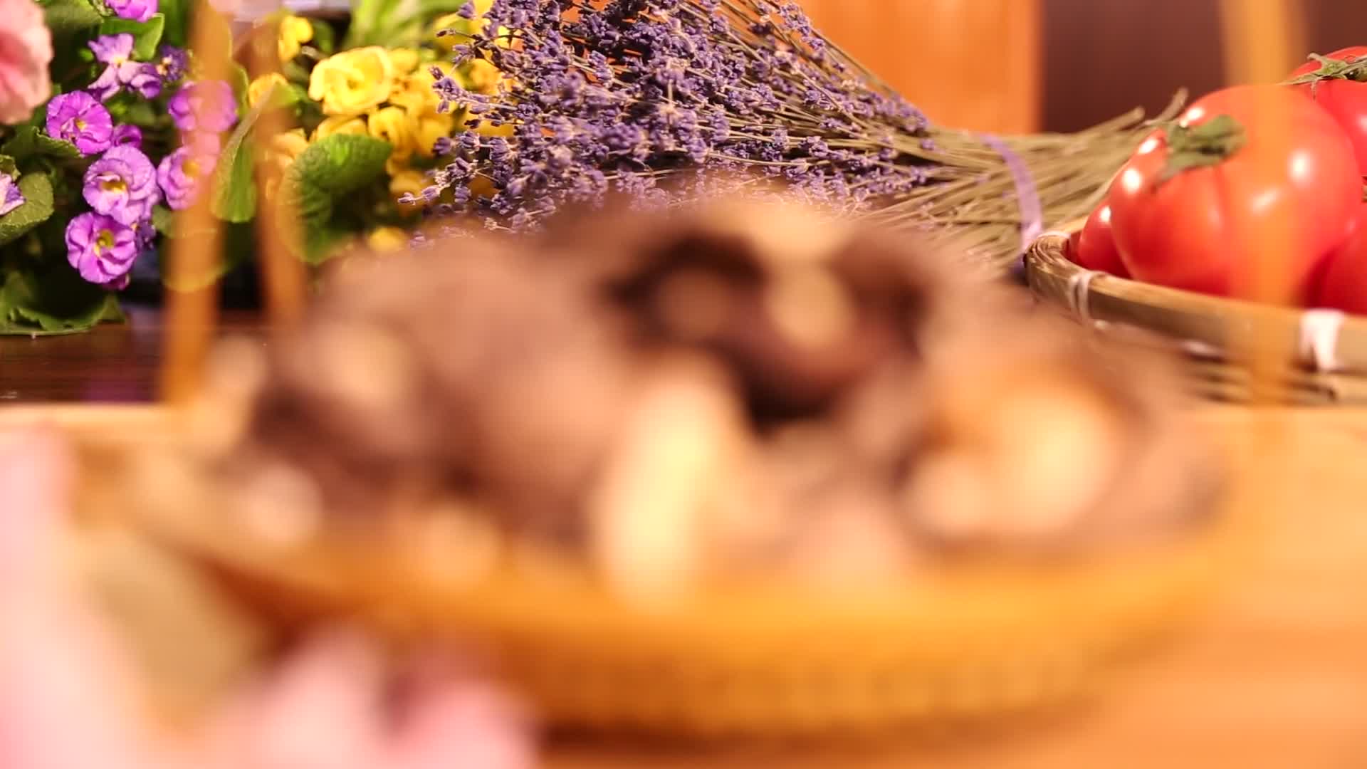 菜篮子里的干香菇视频的预览图