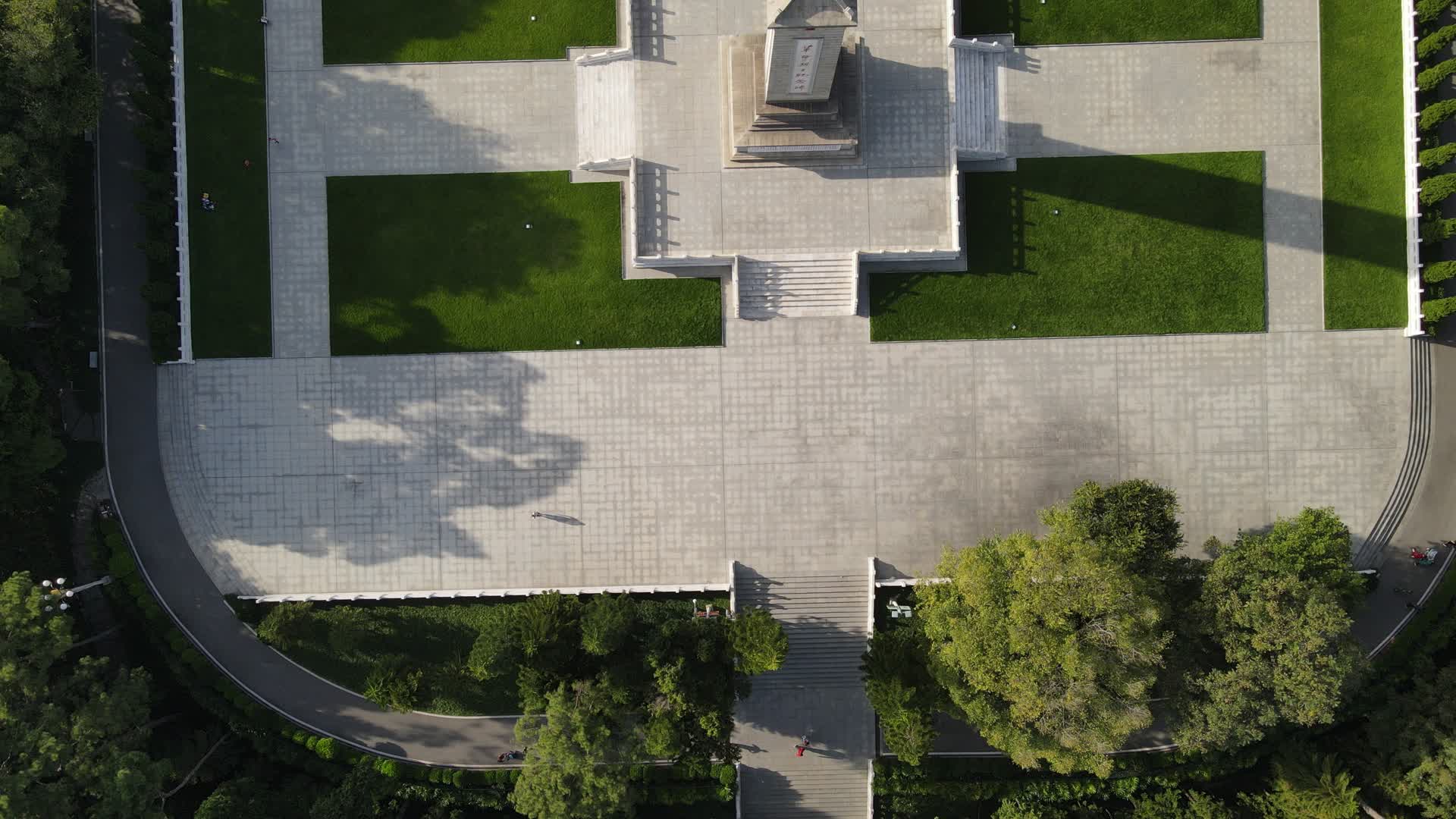 俯拍广西人民英雄纪念碑视频的预览图