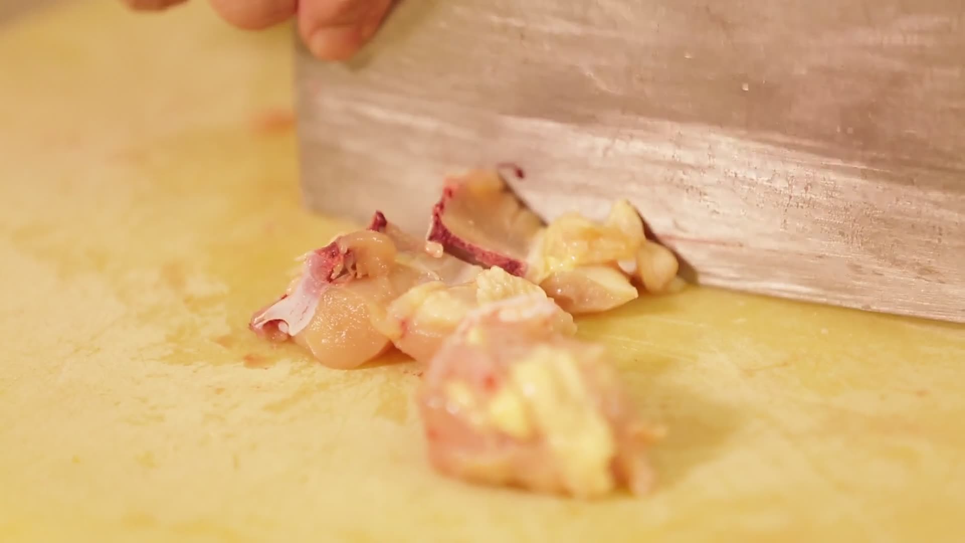 厨师拆解切分鸡肉视频的预览图