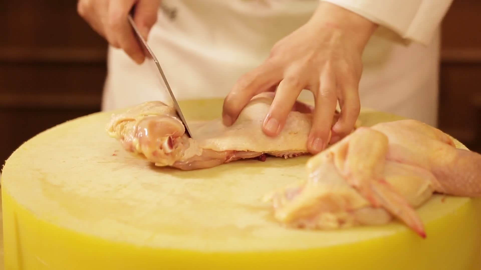 厨师拆解切分鸡肉视频的预览图