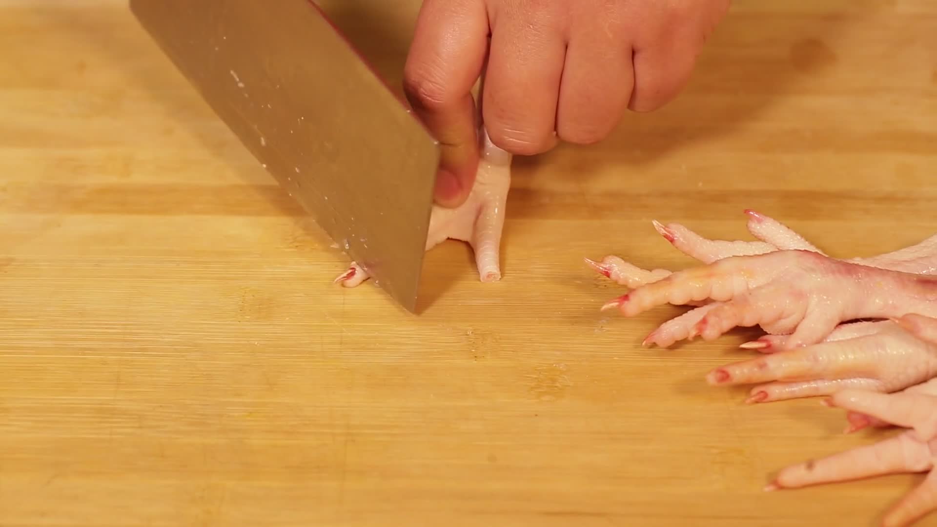 厨师处理鸡爪子视频的预览图