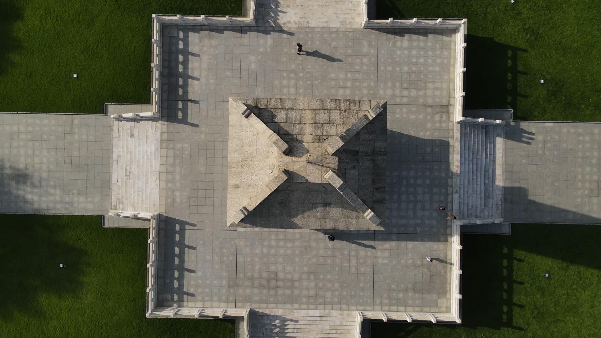 俯拍人民英雄纪念碑视频的预览图