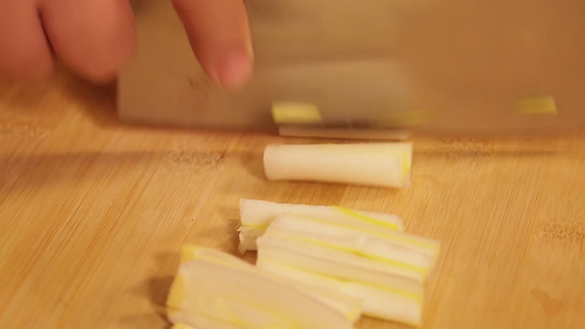 厨师切大葱葱白视频的预览图
