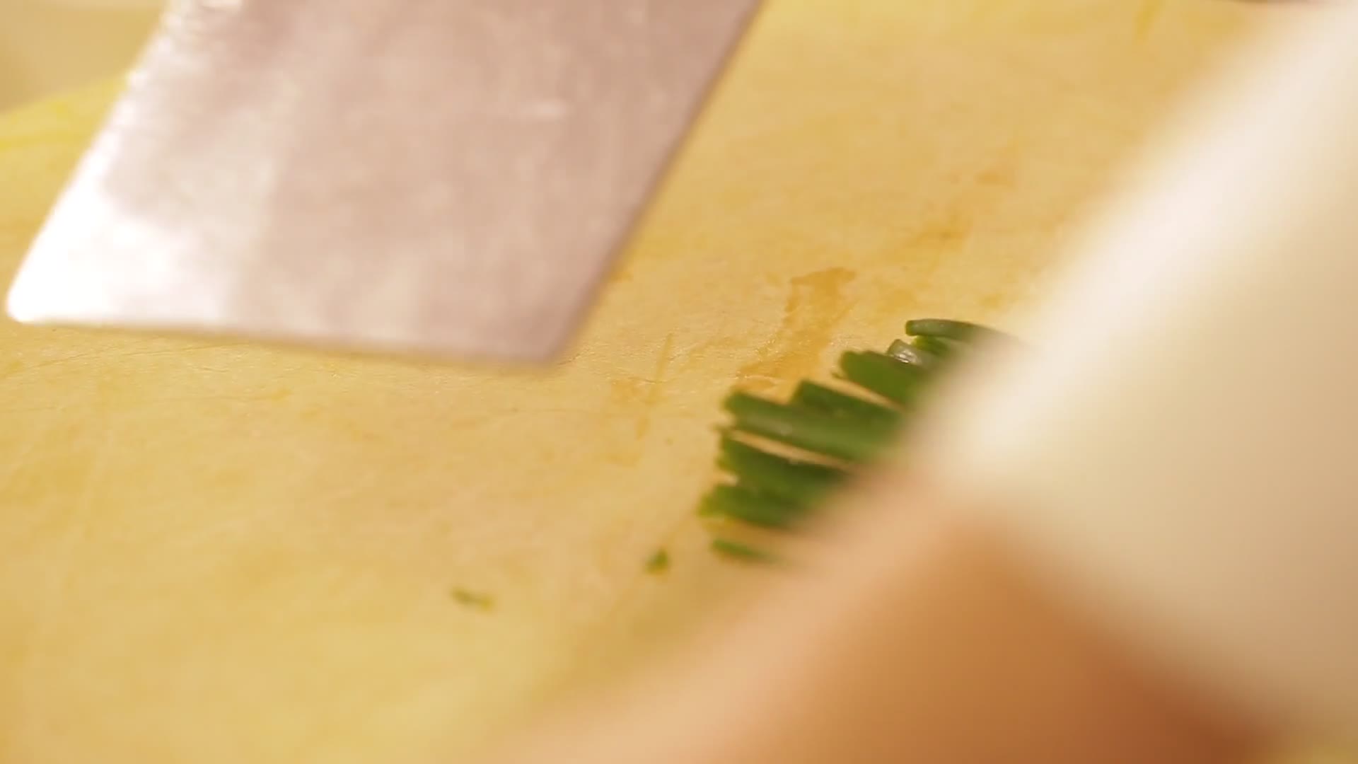 厨师切小葱香葱视频的预览图