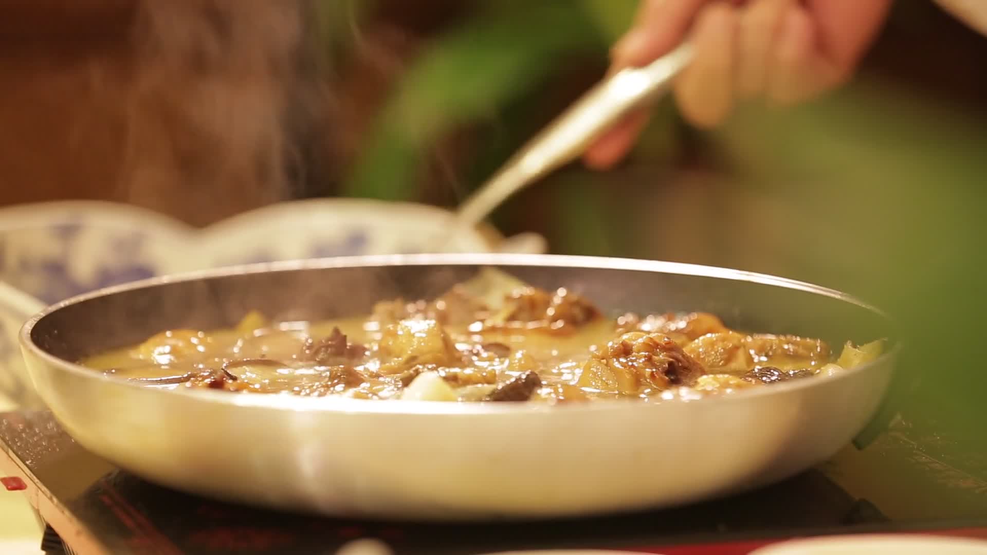 流行美食黄焖鸡米饭视频的预览图