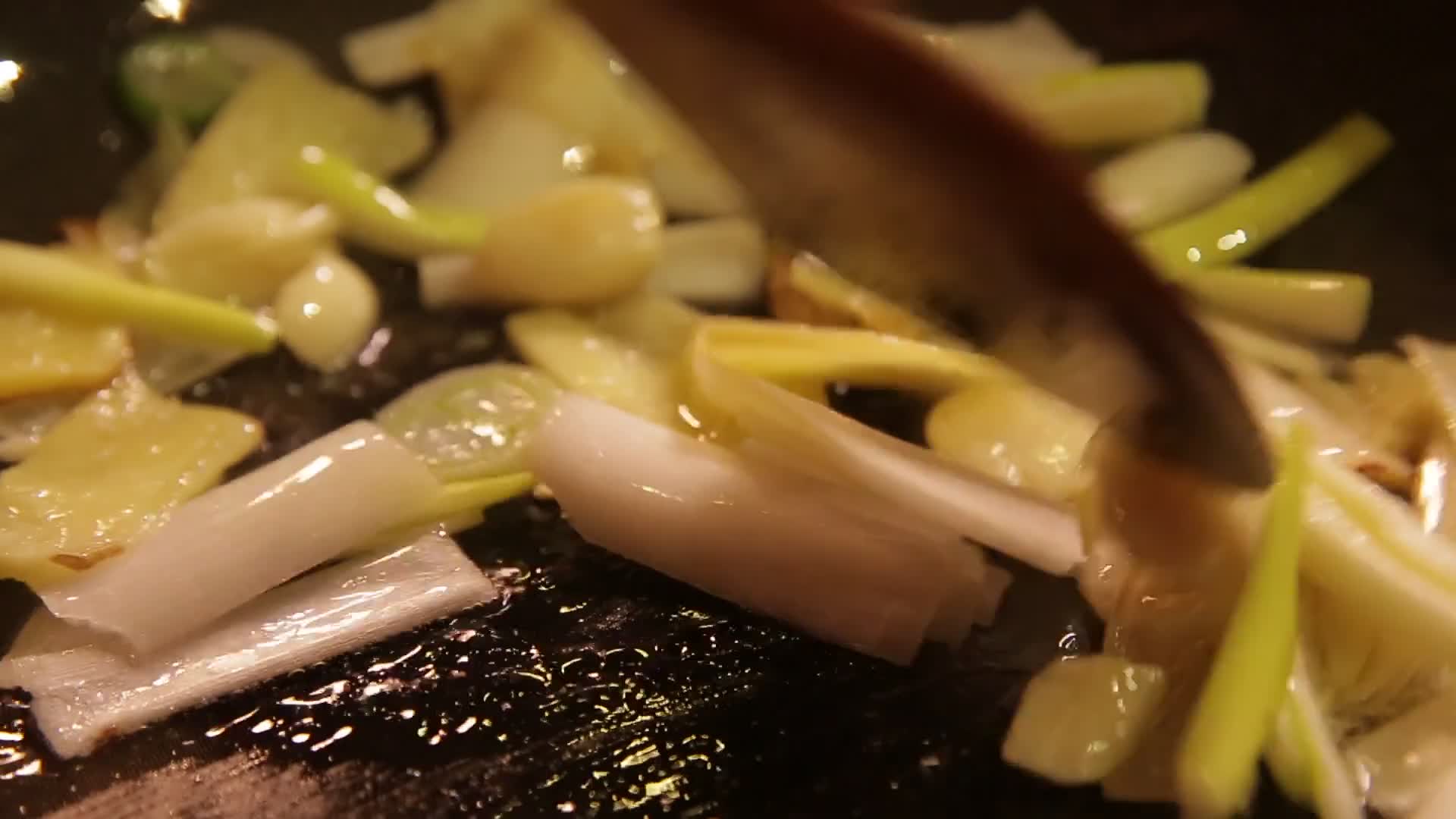 葱姜炝锅炒制底料视频的预览图