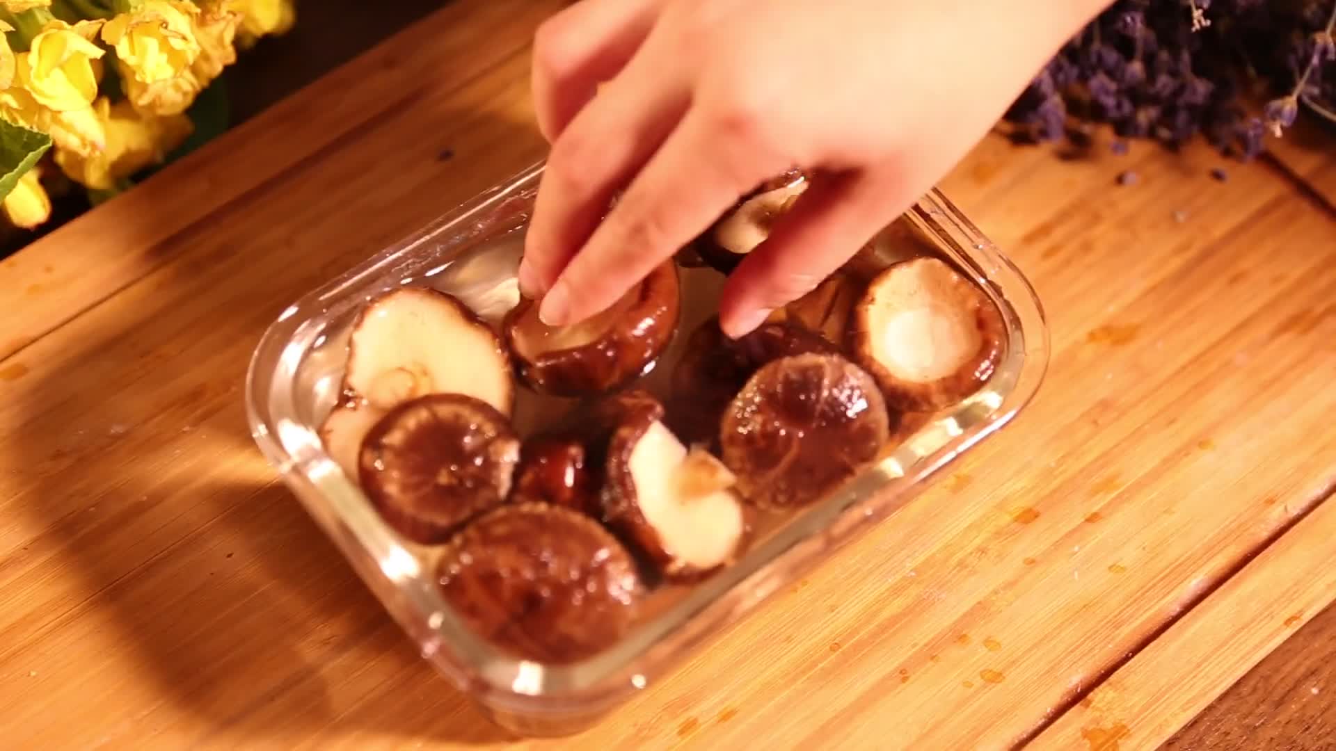 饭盒水发香菇视频的预览图
