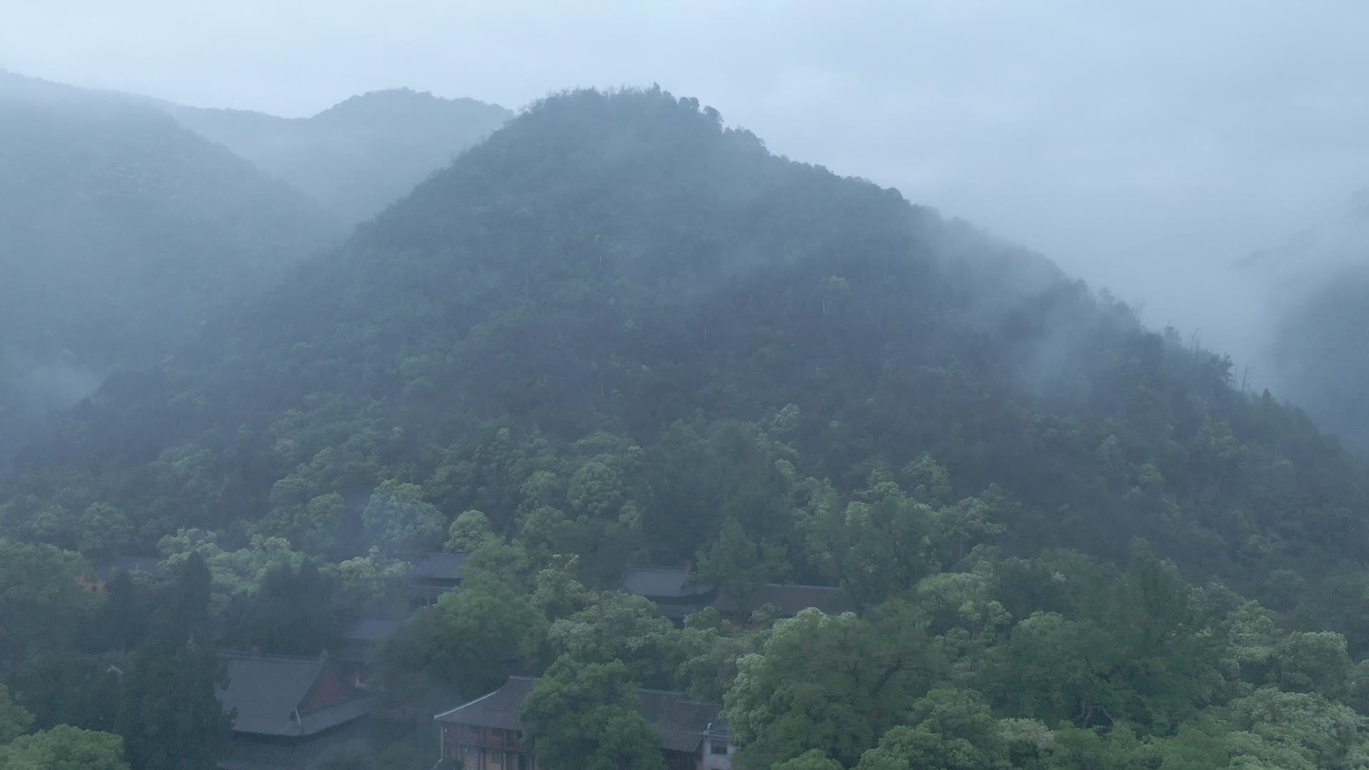 浙江天台山国清寺大雾天航拍风景视频视频的预览图