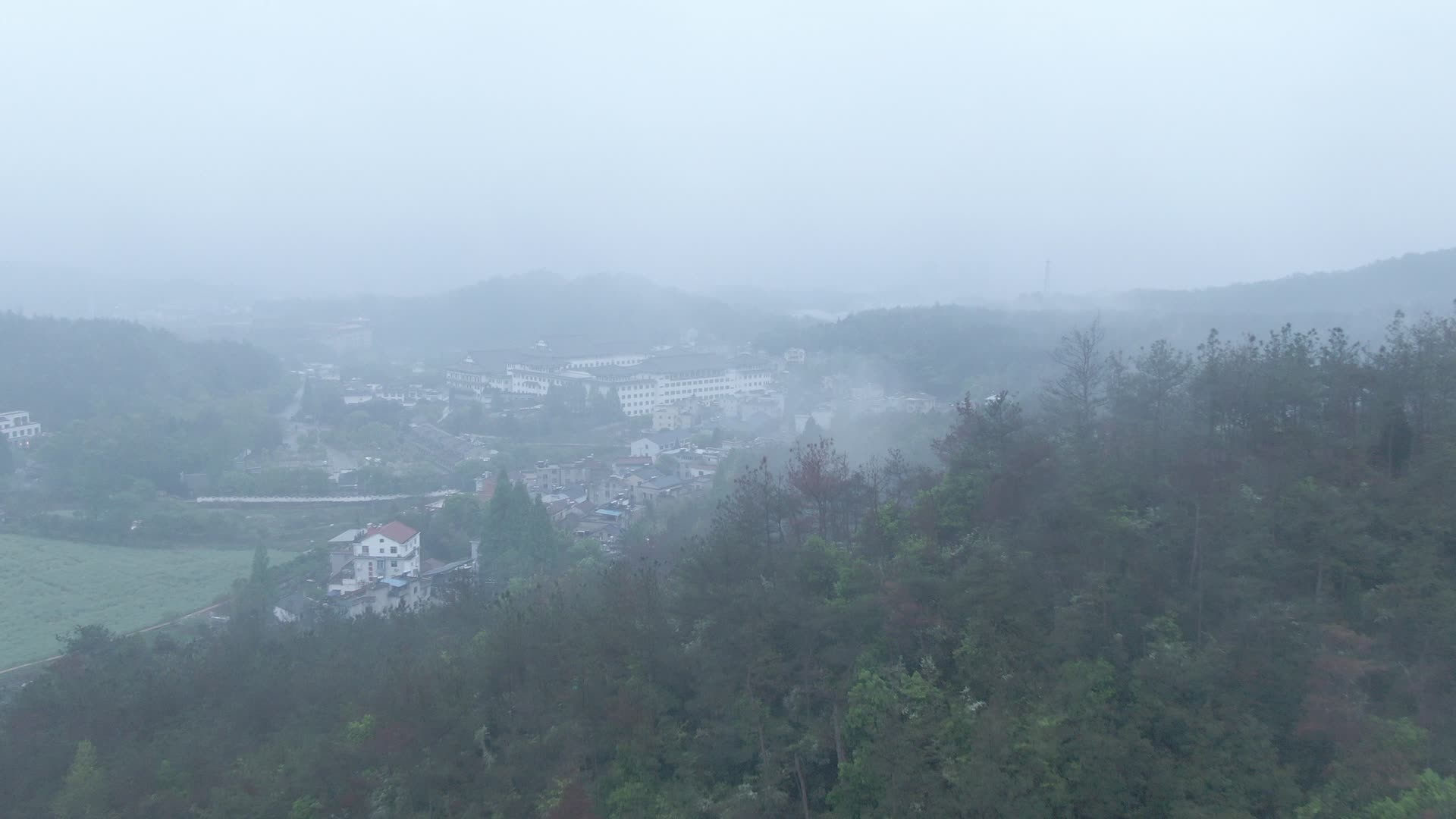浙江天台山国清寺大雾天航拍风景视频视频的预览图